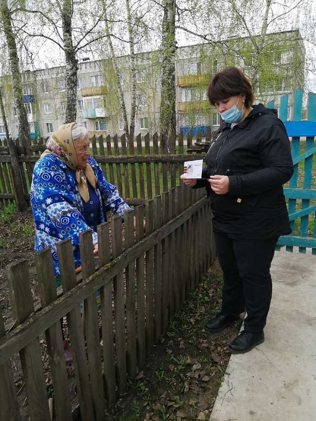 Работники учреждения адресно поздравили ветеранов с наступающим Праздником Победы